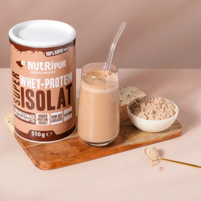 Bild zeigt Super Isolat Whey Proteinpulvers Schoko als Smoothie
