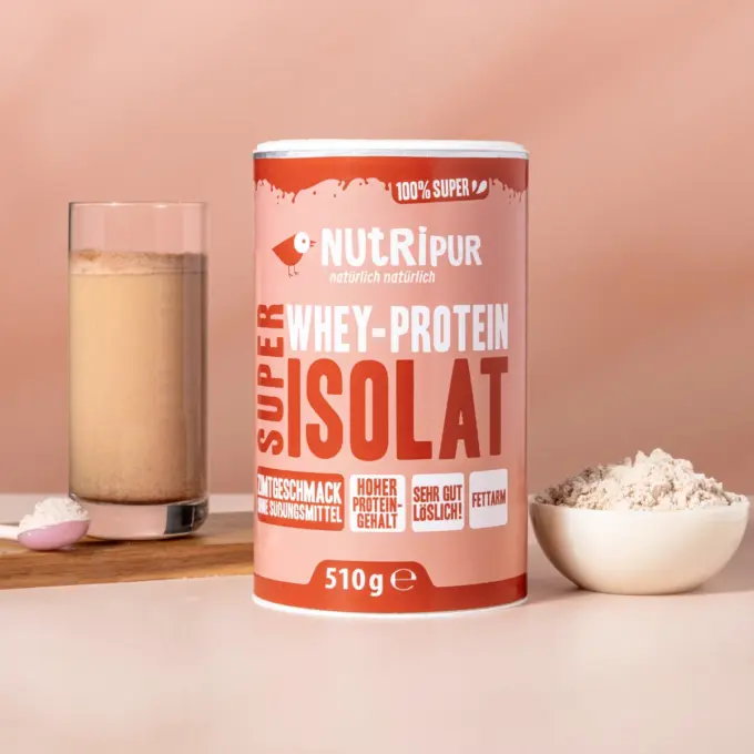 Bild zeigt Super Isolat Whey Proteinpulver Zimt als Smoothie