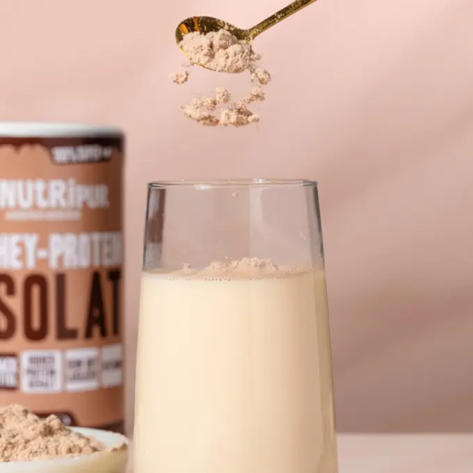Detailbild der Verpackung und des Super Isolat Whey Proteinpulvers Schoko