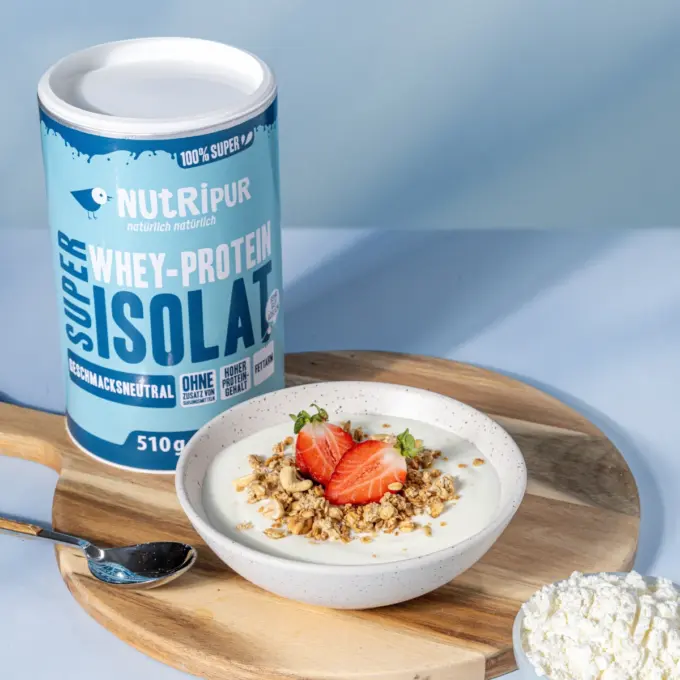 Bild zeigt Super Isolat Whey Proteinpulver mit neutralem Geschmack im Joghurt