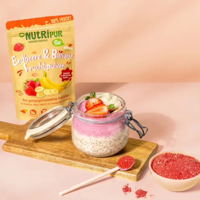 Bild zeigt gefriergetrocknetes Erdbeer-Banane Bio-Fruchtpulver im Joghurt
