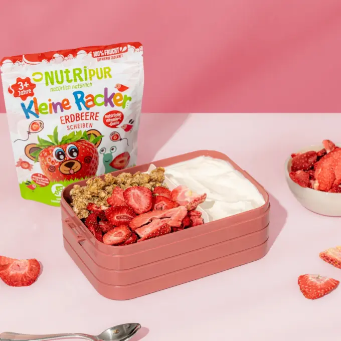 Bild zeigt die kleinen Racker der Sorte Erdbeere von Nutripur mit Joghurt und Flakes als Schulsnack in einer Brotdose