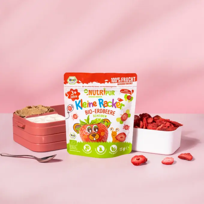 Bild zeigt die kleinen Racker der Sorte Bio-Erdbeere von NutriPur mit Joghurt und Flakes als Schulsnack in einer Brotdose