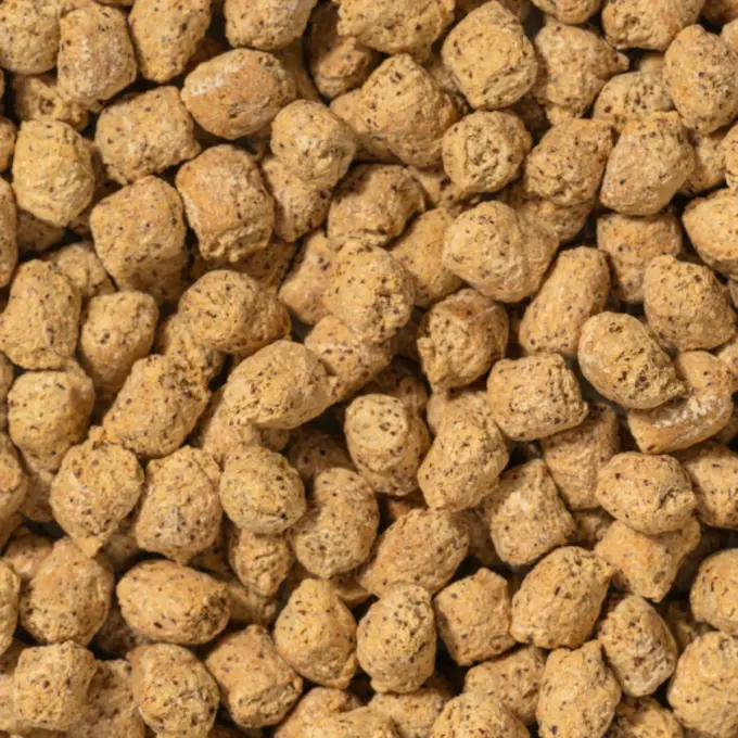 Ein Bild zeigt eine Makroaufnahme der scharfen Ackerbohnen Crispies von Nutripur