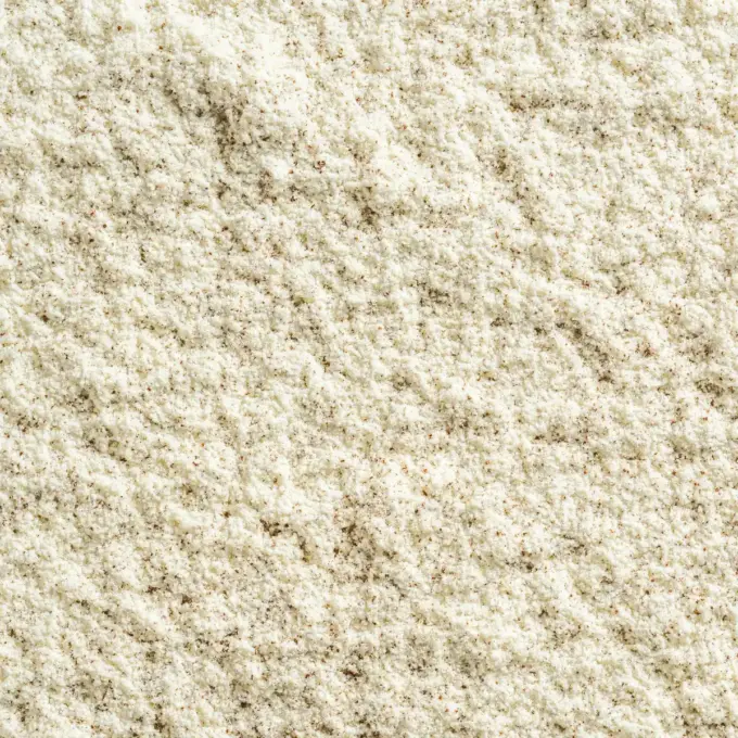 Ein Bild zeigt eine Makroaufnahme des Super Isolat Whey Proteinpulvers Kaffee von NutriPur