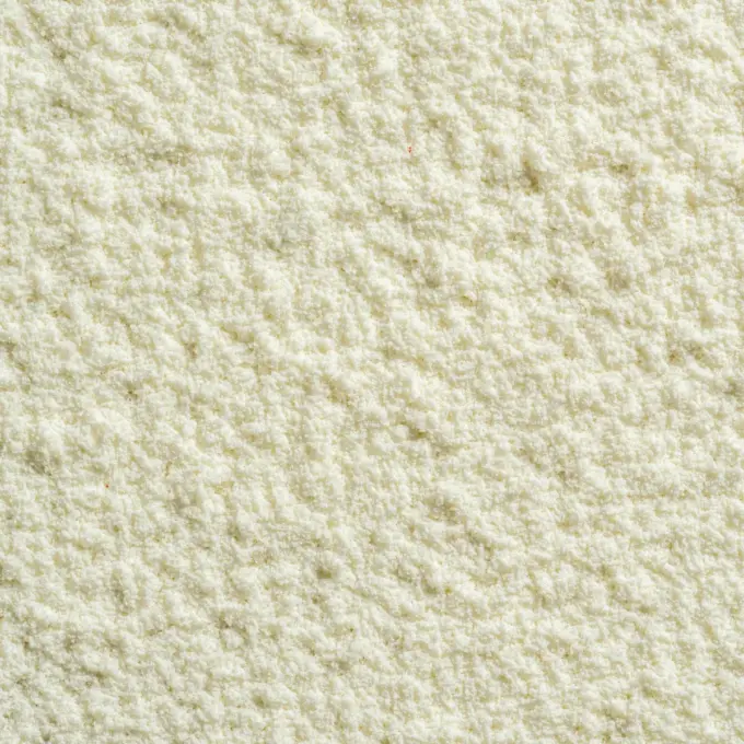 Ein Bild zeigt eine Makroaufnahme des Super Isolat Whey Proteinpulvers mit neutralem Geschmack von NutriPur