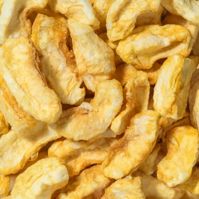 Ein Bild zeigt eine Makroaufnahme der gefriergetrockneten Bio-Apfelspalten von NutriPur