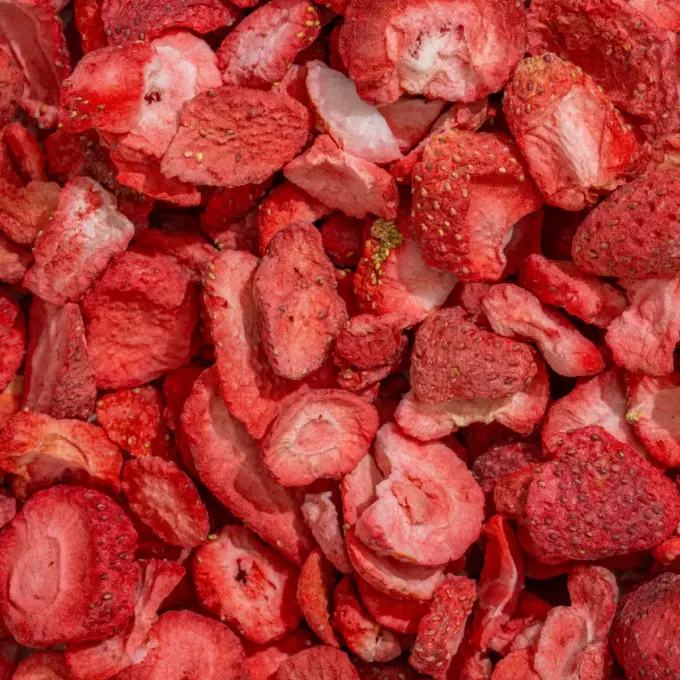 Ein Bild zeigt eine Makroaufnahme der gefriergetrockneten Bio-Erdbeeren von NutriPur