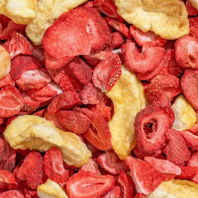 Ein Bild zeigt eine Makroaufnahme der gefriergetrockneten Bio-Lieblinge Erdbeer & Apfel von NutriPur