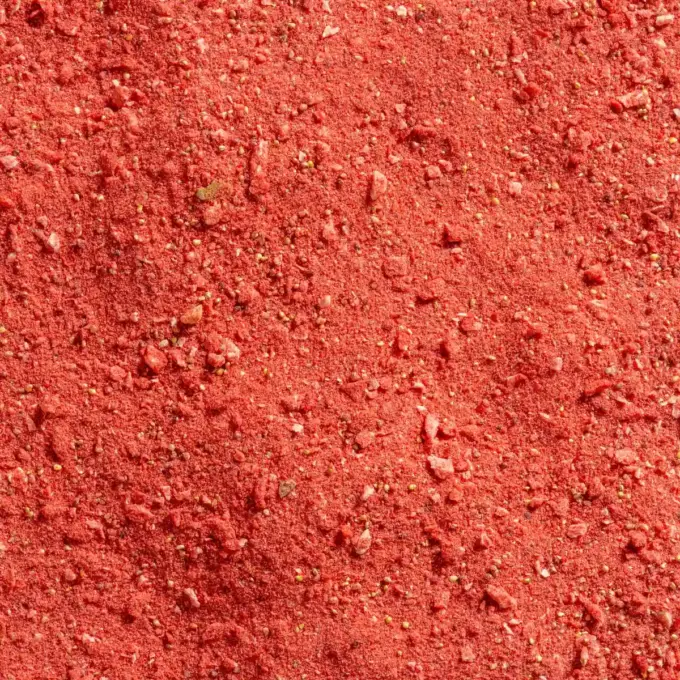 Ein Bild zeigt eine Makroaufnahme des gefriergetrockneten Bio-Erdbeer-Fruchtpulvers von NutriPur