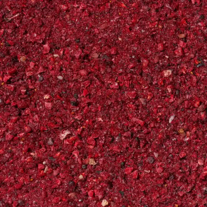 Ein Bild zeigt eine Makroaufnahme des gefriergetrockneten Waldbeer-Fruchtpulvers von Nutripur