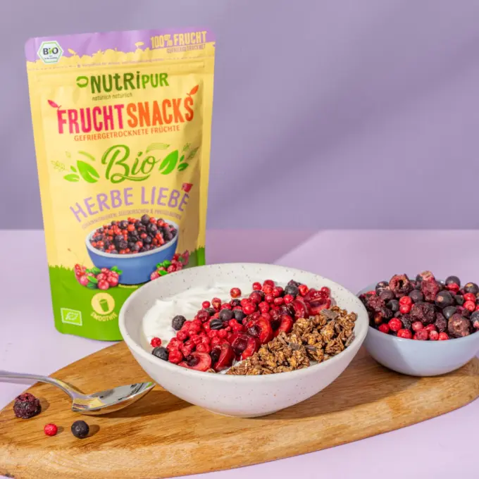 Bild zeigt gefriergetrocknetem Bio-Fruchtmix Herbe Liebe im Müsli