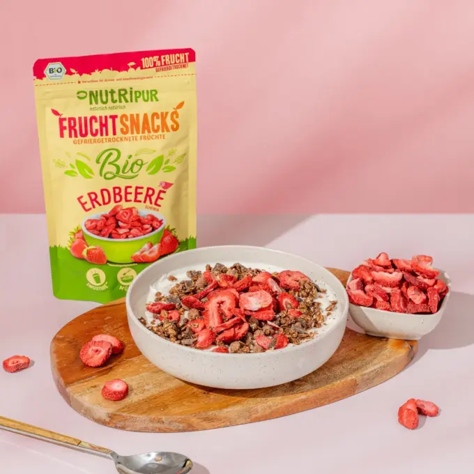 Bild zeigt gefriergetrocknete Bio-Erdbeeren im Müsli