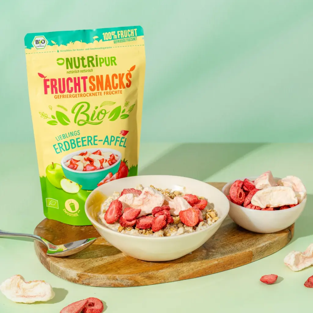 Bild zeigt gefriergetrocknete Bio-Lieblinge Erdbeer & Apfel im Müsli