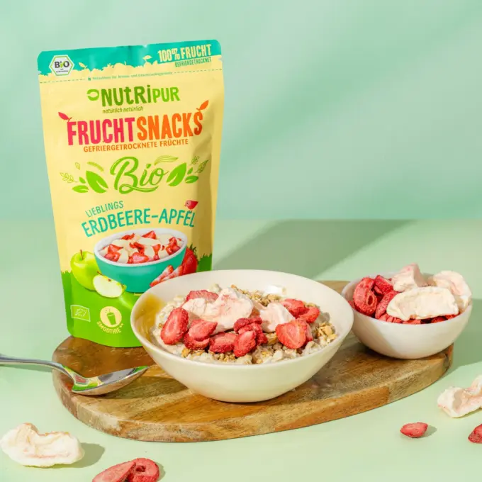 Bild zeigt gefriergetrocknete Bio-Lieblinge Erdbeer & Apfel im Müsli
