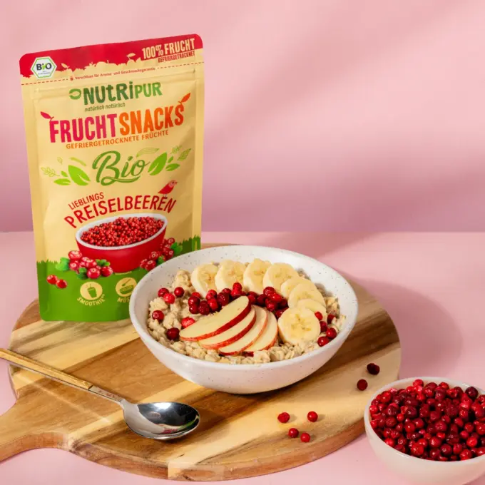 Bild zeigt gefriergetrocknete Bio-Preiselbeeren im Müsli