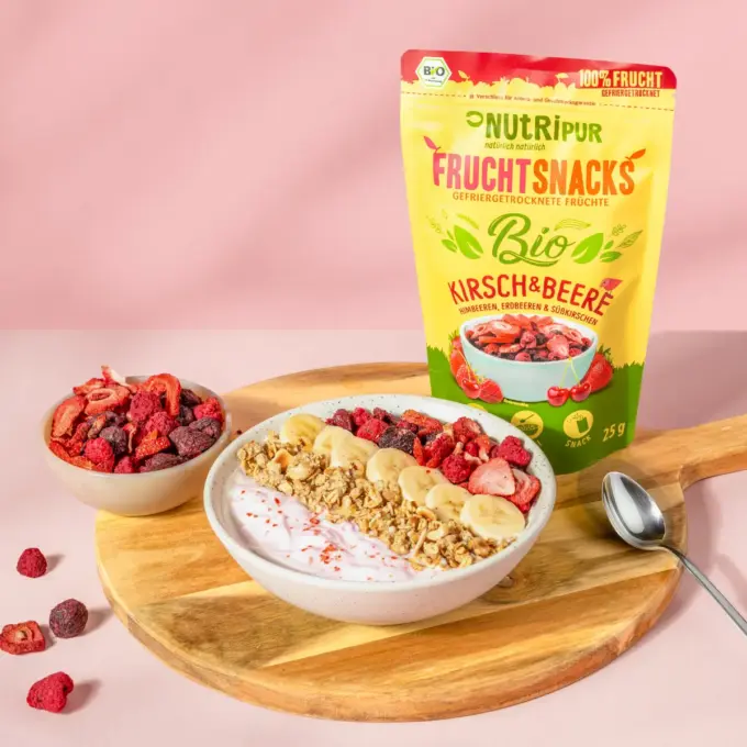 Bild zeigt gefriergetrocknete Bio-Fruchtmischung Kirsche & Beere im Müsli