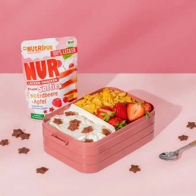 Bild zeigt die NUR Frucht Softies BIO Erdbeere & Apfel als Schulsnack in einer Brotdose