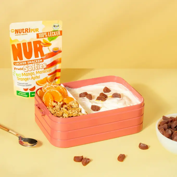 Bild zeigt die NUR Frucht Softies BIO Mango, Maracuja, Orange & Apfel als Schulsnack in einer Brotdose