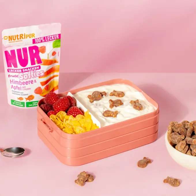 Bild zeigt die NUR Frucht Softies Himbeere & Apfel mit Crispies als Schulsnack in einer Brotdose