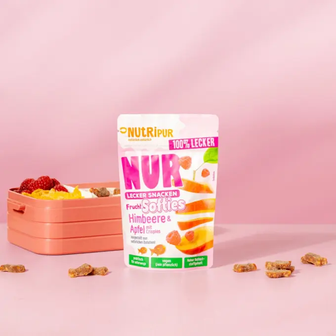 Bild zeigt die NUR Frucht Softies Himbeere & Apfel mit Crispies mit Verpackung und Brotdose
