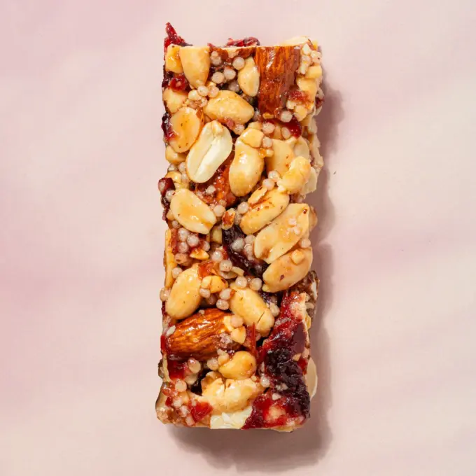 Ein Bild zeigt den Nussriegel Super Nut Barmit Mandeln und Cranberries ohne Verpackung