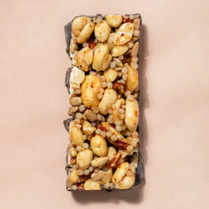 Ein Bild zeigt den Nussriegel Super Nut Bar mit Mandel, Erdnuss und Schoko ohne Verpackung