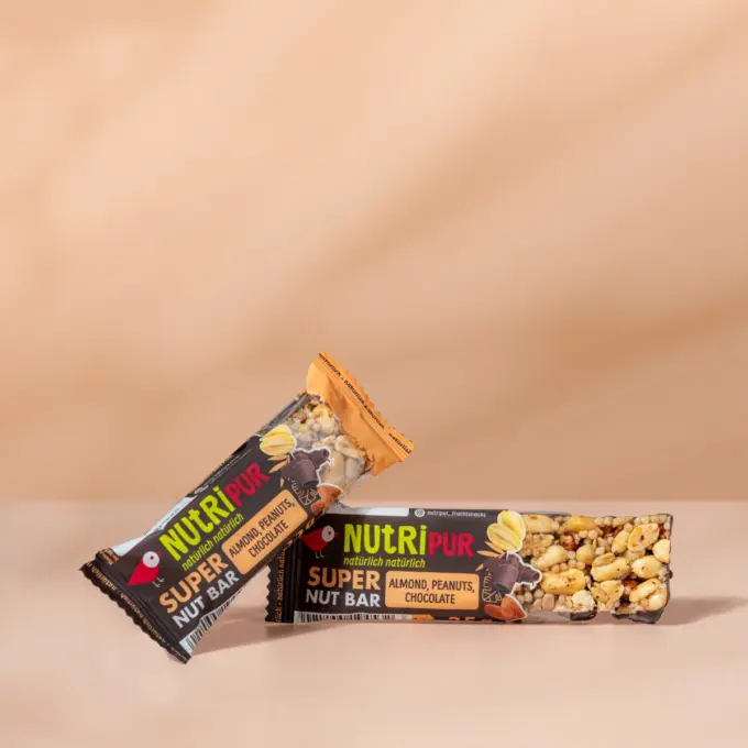 Hier ist ein Produktbild der Nussriegel Super Nut Bar mit Mandel, Erdnuss und Schoko