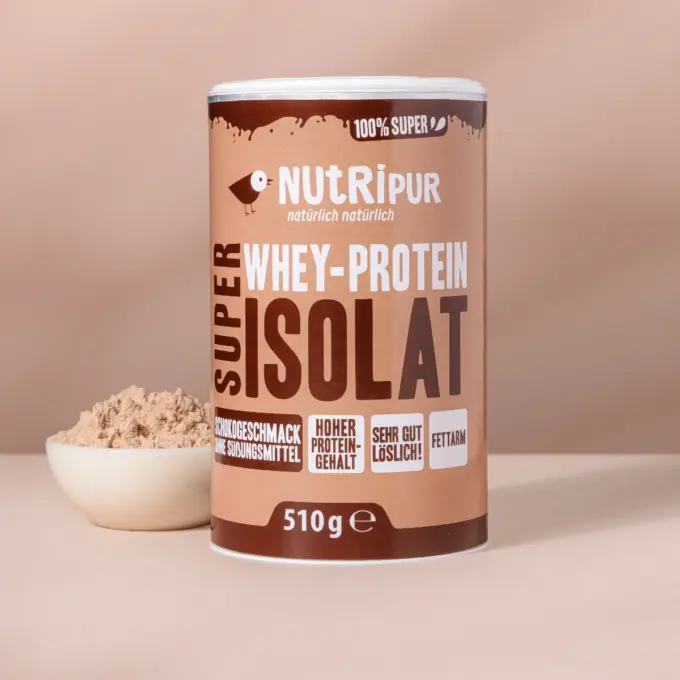 Hier ist ein Produktbild des Super Isolat Whey Proteinpulvers Schoko