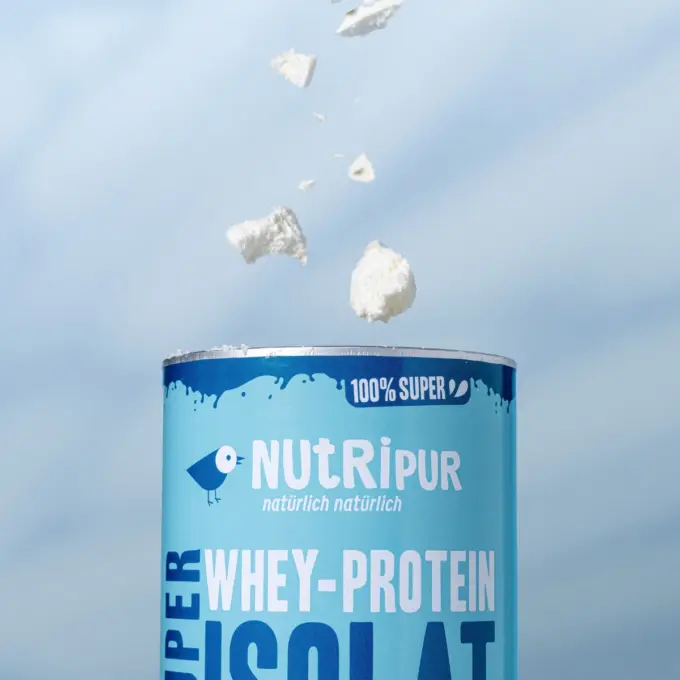 Detailbild der Verpackung und des Super Isolat Whey Proteinpulvers neutraler Geschmack