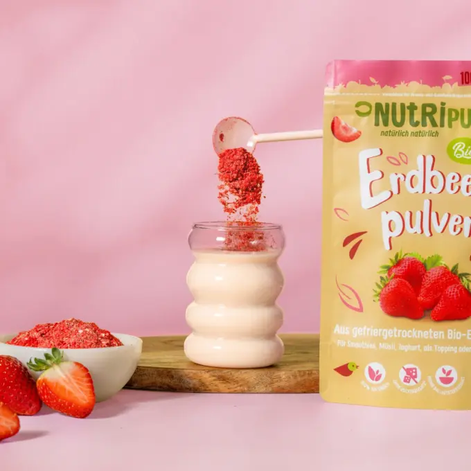 Detailbild der Verpackung und des gefriergetrockneten Bio-Erdbeer-Pulvers