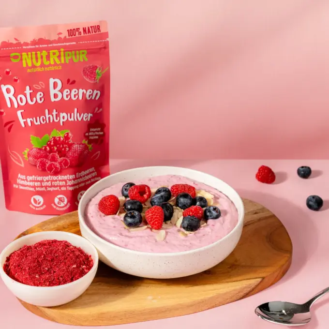 Bild zeigt gefriergetrocknetes Rote Beeren-Fruchtpulver zubereitet als Quark