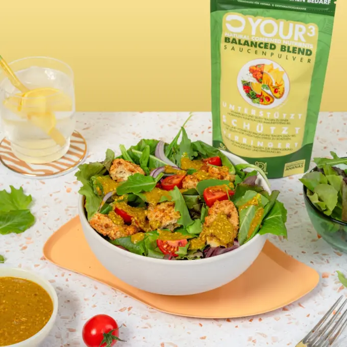 Bild zeigt Your 3 Sauce auf lecker aussehendem Salat
