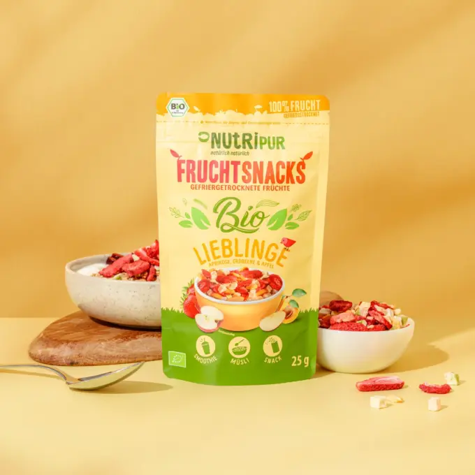 Bild zeigt gefriergetrocknete Bio-Fruchtmischung Bio-Lieblinge in Dessertschalen.