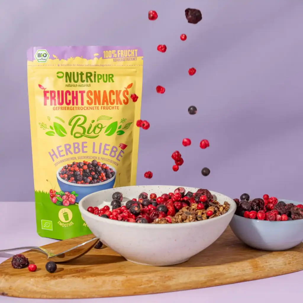 Bild zeigt gefriergetrocknetem Bio-Fruchtmix Herbe Liebe in Dessertschalen