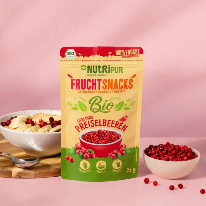 Bild zeigt gefriergetrocknete Bio-Preiselbeeren in Schalen