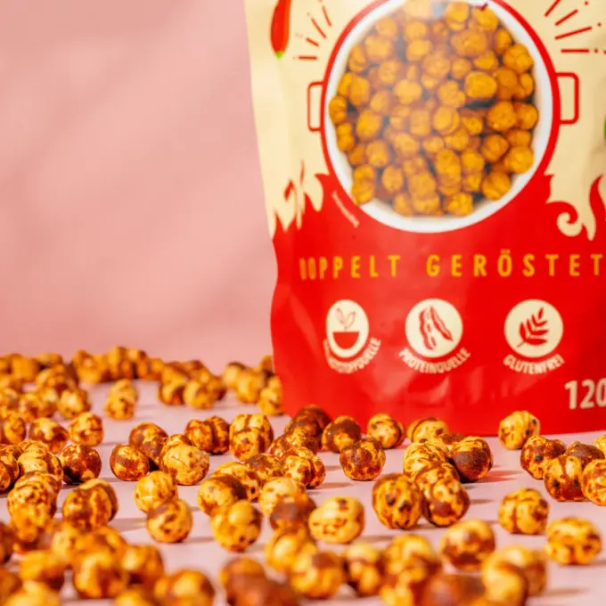 Detailbild der Verpackung und der scharfen Kichererbsen-Snacks