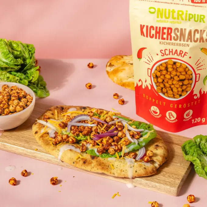 Bild zeigt scharfe Kichererbsenchips als Topping auf Pitabrot