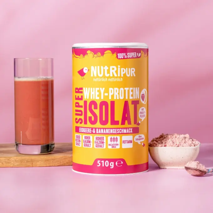 Bild zeigt Super Isolat Whey Proteinpulver Erdbeer-Banane als Shake