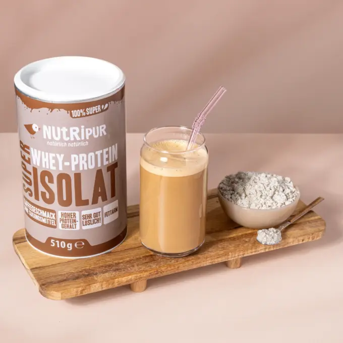 Bild zeigt Super Isolat Whey Proteinpulver Kaffee als Shake