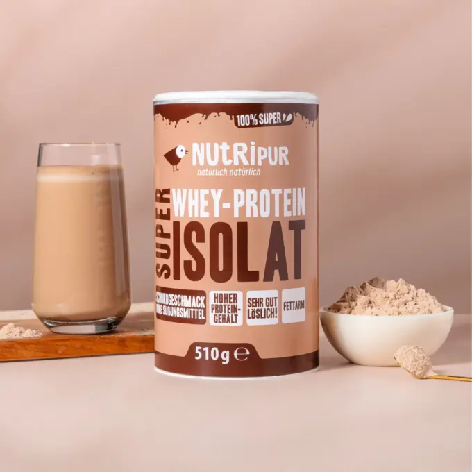 Bild zeigt Super Isolat Whey Proteinpulver Schoko als Shake