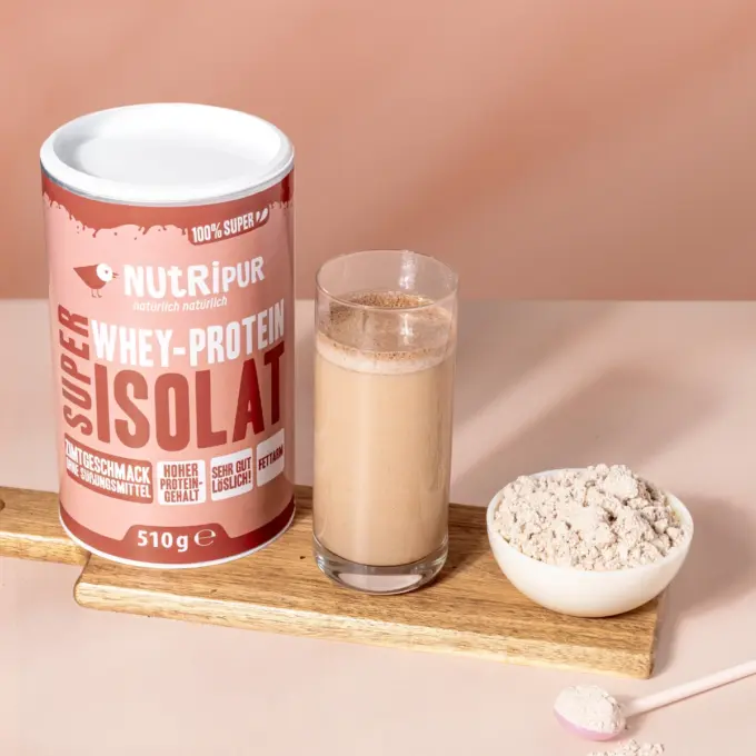 Bild zeigt Super Isolat Whey Proteinpulver Zimt als Shake