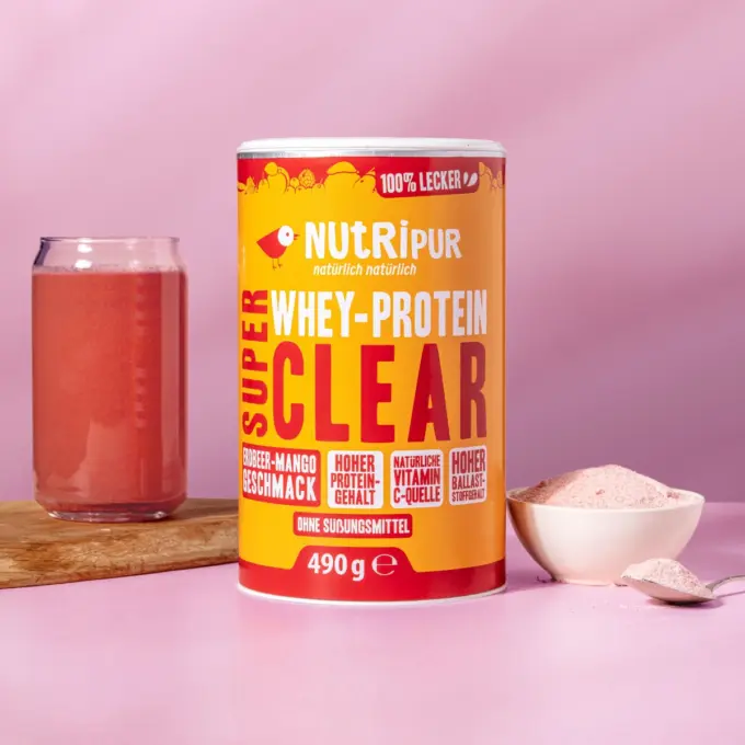 Bild zeigt SuperClear Proteinpulver mit Erdbeer- und Mango-Geschmack als Shake