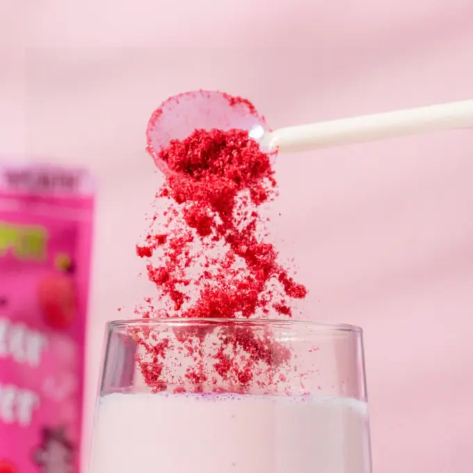 Bild zeigt gefriergetrocknetes Himbeerpulver als Shake
