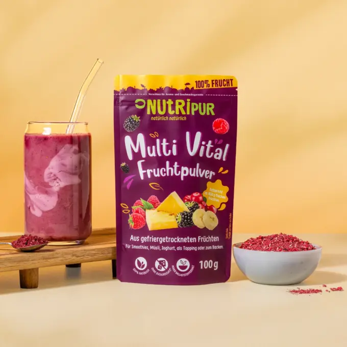 Bild zeigt gefriergetrocknetes Multi Vital-Fruchtpulver zubereitet als Shake