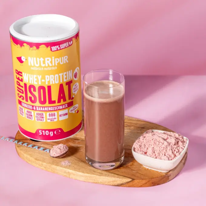 Bild zeigt Super Isolat Whey Proteinpulver Erdbeer-Banane als Smoothie
