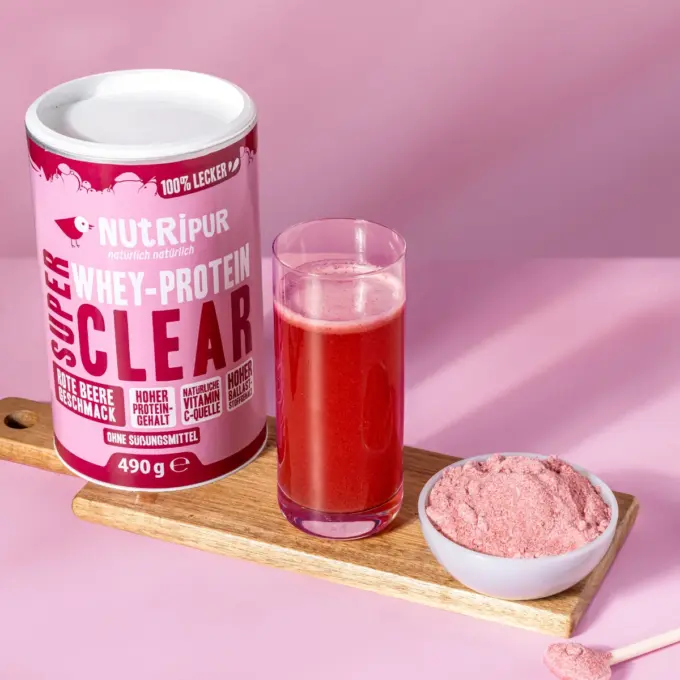 Bild zeigt SuperClear Proteinpulver Red Berry als Smoothie