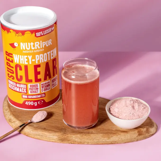 Bild zeigt SuperClear Proteinpulver mit Erdbeer- und Mango-Geschmack als Smoothie