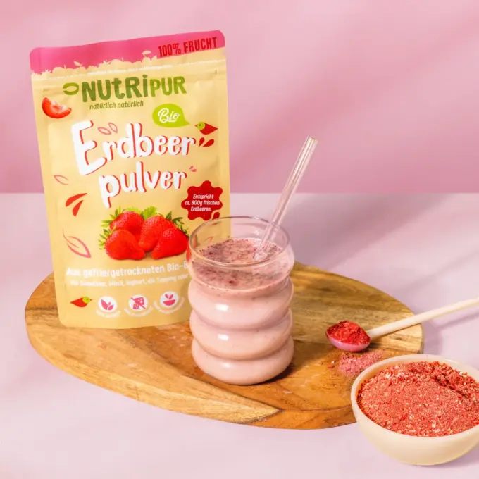 Bild zeigt gefriergetrocknetes Erdbeer- Bio-Fruchtpulver als Smoothie