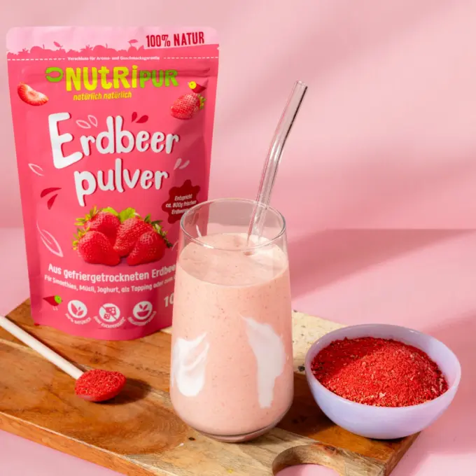 Bild zeigt gefriergetrocknetes Erdbeerpulver als Smoothie